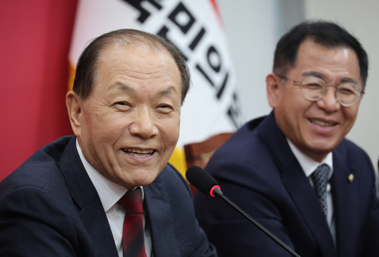 황우여 국민의힘 선거관리위원장이 16일 국회에서 국민의힘 대통령 후보자 1차 경선 진출자를 발표하고 있다. [연합뉴스]